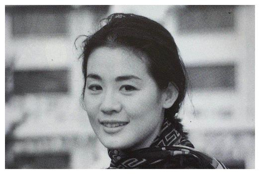 《牧马人》女主丛珊，爆红后遭人妒忌无奈出国，如今过得怎样？|朱时茂|谢晋|李秀芝_新浪新闻