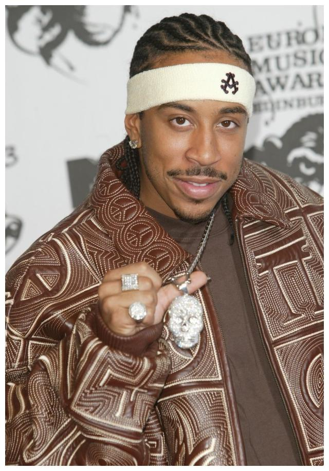 他不同身份的转换,且游刃有余|卢达·克里斯|说唱|唱片_新浪新闻