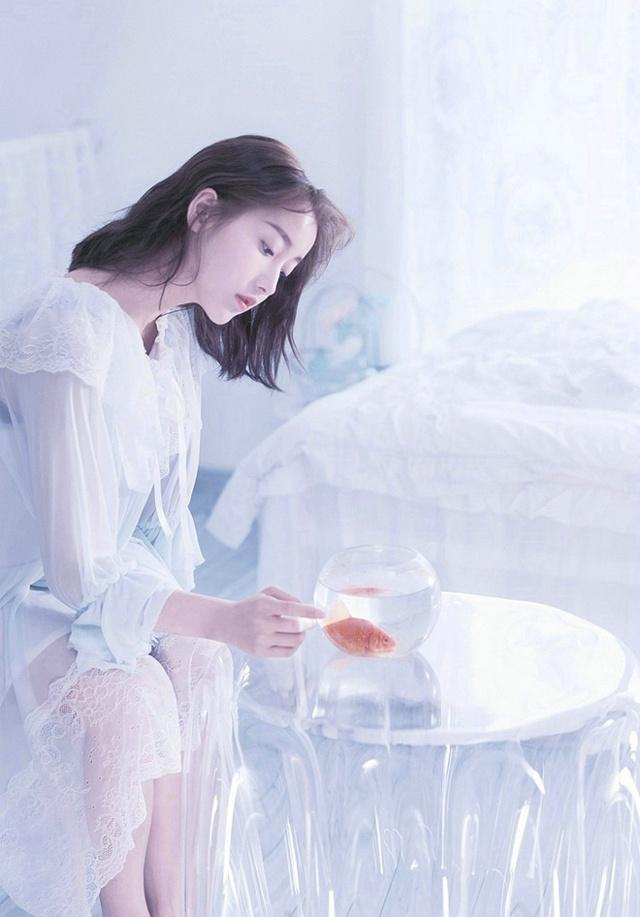 芭蕾舞美女唯美白纱裙翩翩起舞气质写真