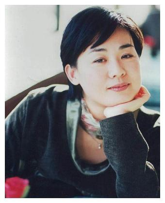 《牧马人》女主丛珊，爆红后遭人妒忌无奈出国，如今过得怎样？|朱时茂|谢晋|李秀芝_新浪新闻