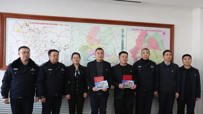 让荣誉更有温度 白山市公安局开展见义勇为"送奖到岗"活动