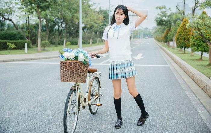 女生骑自行车唯美图片图片