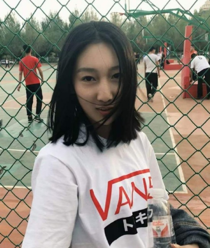 都美竹比基尼秀魔鬼身材,跪地前凸后翘纯欲十足,细腰长腿很吸睛