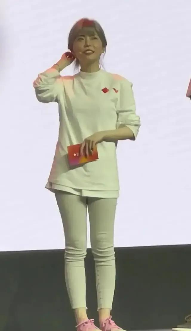 网红周淑怡和pgone恋爱成真事,惹争议后,讽刺网友乐子人的狂欢