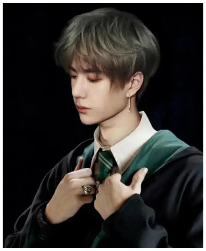让人甚至觉得穿在他身上的不是学士服,而是哈利波特的魔法战袍