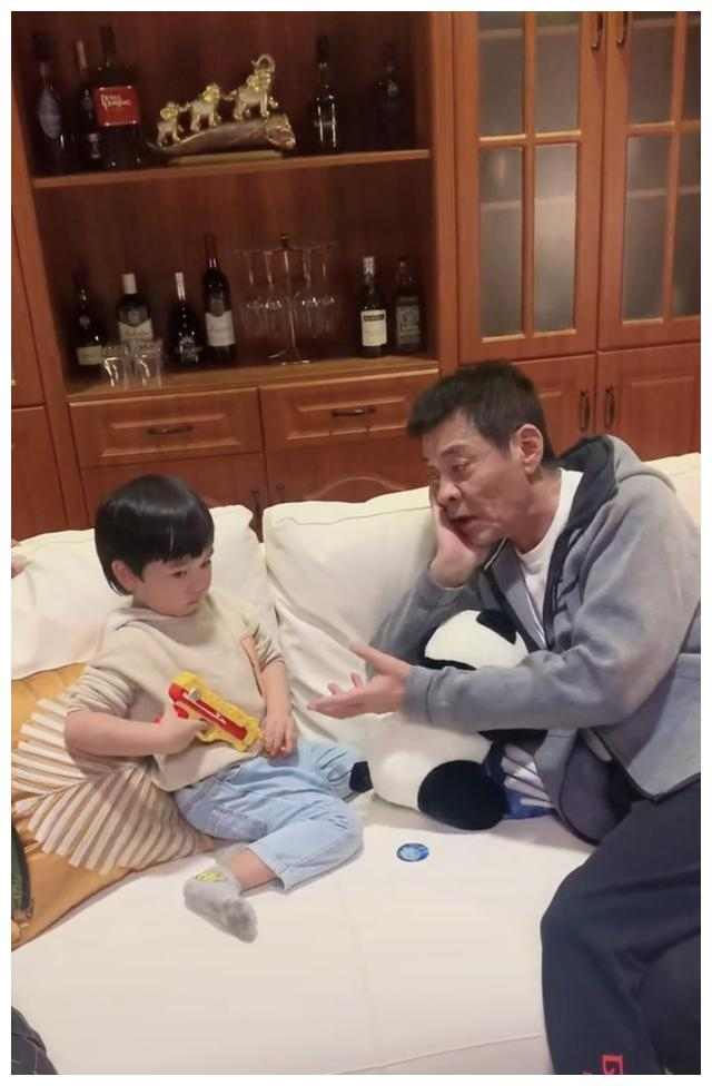 同框男童被猜老来得子63岁刘威儿子12岁与杨若兮分手娶化妆师