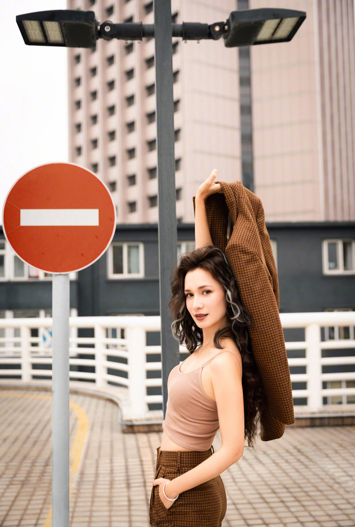 卢靖姗美拉德穿搭虽迟但到棕色西装优雅沉稳