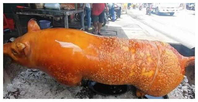 去越南吃烤乳猪,800元一只,忍不住买一只,切开后:这是烤猪?