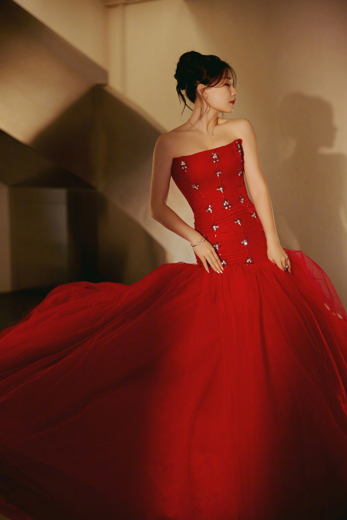 金靖微博视界大会一套泊雾红色一字抹胸长裙明艳大气