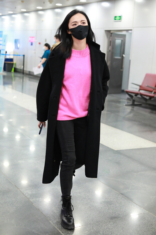 姚晨更美了穿黑色大衣搭粉色毛衣不单调