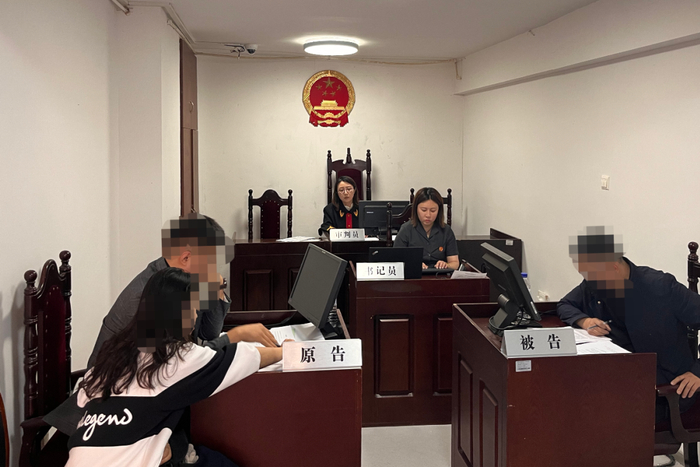 调解化纠纷丨法官“家门口审判”：钱要还，情别散！