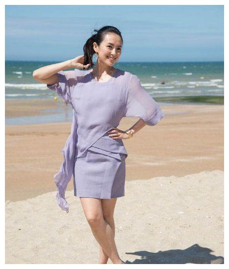 章子怡早年沙滩照曝光她双手掐腰的那刻汪峰真的好眼光