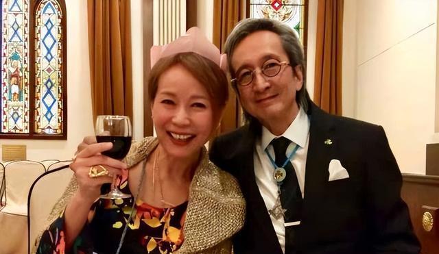 叶童夫妇吃饭开心庆结婚35周年，引起网友热议