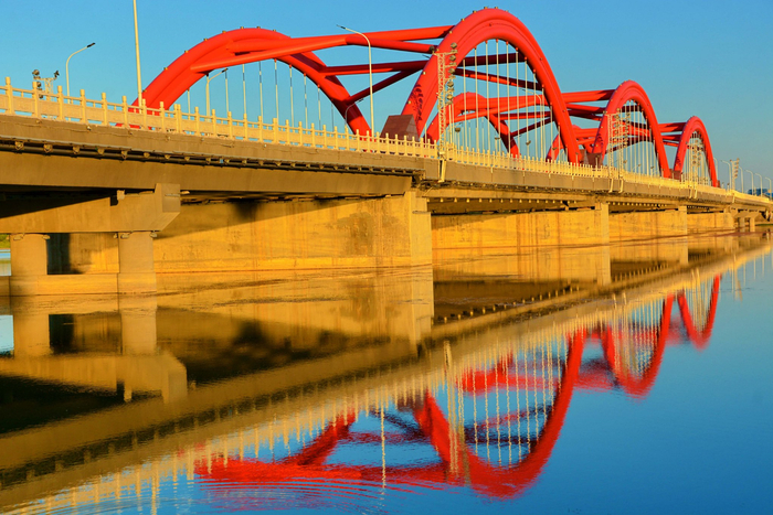 通辽市彩虹桥金光穿过桥下,原创拍摄