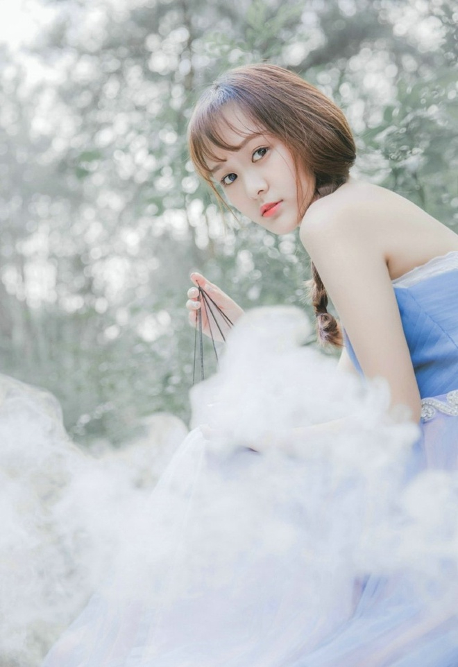 清纯女神森林朦胧烟雾中靓丽白皙娇俏写真