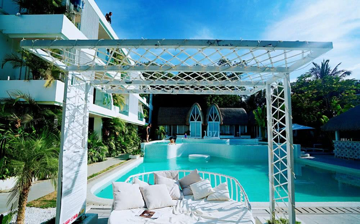 三亚网红民宿人均200多体验巴厘岛茅草屋风情