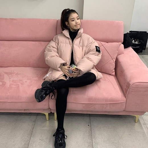 iu社交网站发照 穿粉羽绒服与沙发撞色