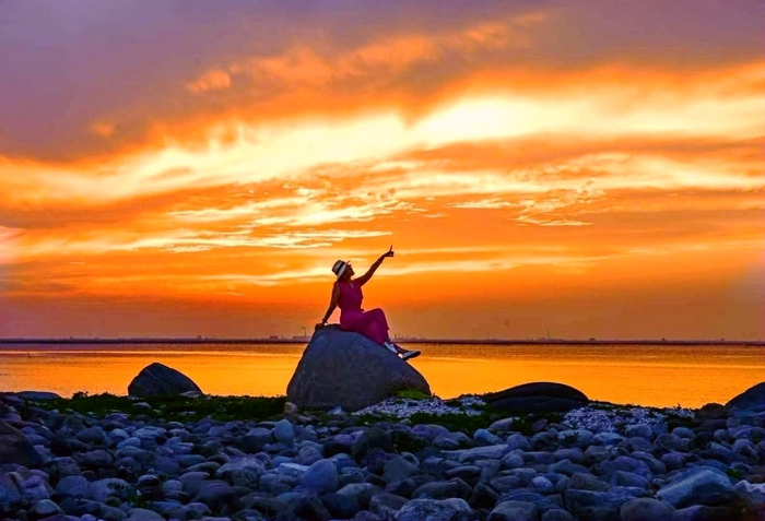 秋天乘着一缕凉风缓缓而来远处的山峦像画家打翻的调色盘