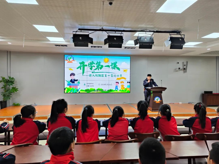 并进行交通安全宣传农安县局交警大队民警在农安实验小学护送小学生过