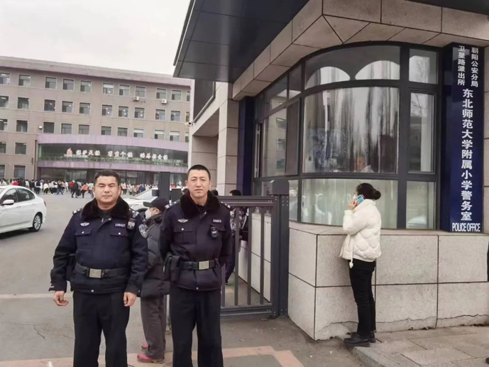 在辖区博远学校执勤经开分局金安派出所护学岗民警在辖区105中学确