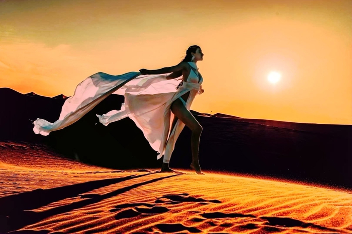 秋天乘着一缕凉风缓缓而来远处的山峦像画家打翻的调色盘