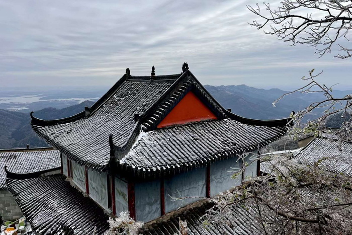 满山的雪,挂着冰挂的树,这就是现在的黄陂木兰山(武汉黄陂区)