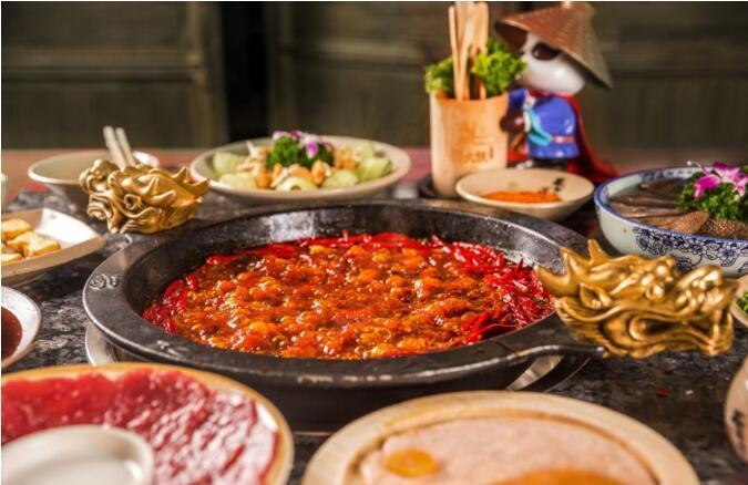 牛油红汤火锅翻滚的锅底泛起椒香四溢