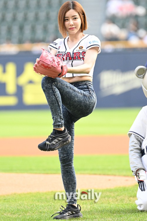 韩国女艺人黄素熙担任职业棒球比赛开球嘉宾