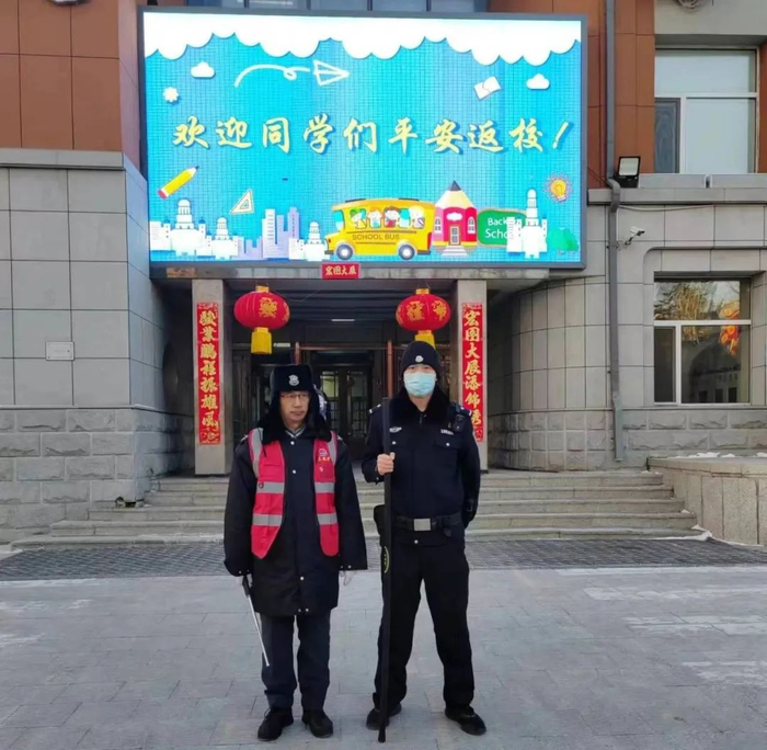 在辖区博远学校执勤经开分局金安派出所护学岗民警在辖区105中学确