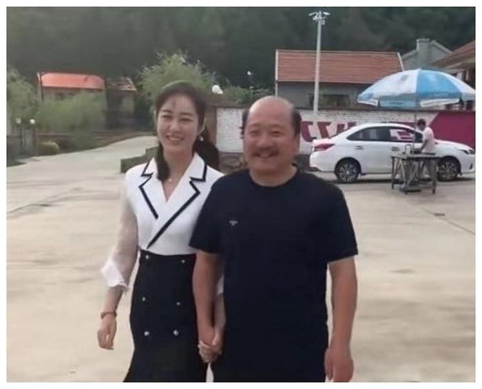 乡村爱情拍摄花絮,谢广坤牵手王小蒙,网友:不怕谢永强打你吗?
