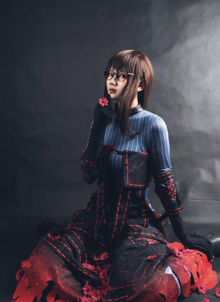 看服饰,小姐姐cos的应该是虞姬第一阶段的立绘,深蓝色连衣裙外搭一件