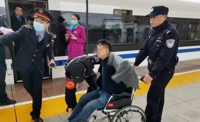 利川|救护车|停靠_新浪新闻