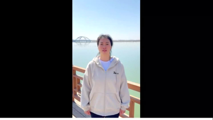 电影《热辣滚烫》中饰演女拳手的李菲菲,为家乡送祝福.