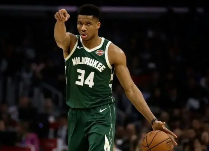 字母哥联手杜兰特布克组成太阳三巨头震撼西部