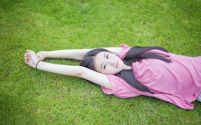 清纯阳光少女公园玩气球释放青春唯美写真