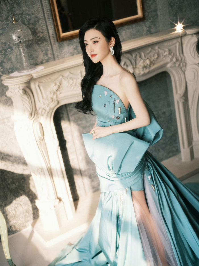 景甜身着azziosta2023秋冬定制系列蝴蝶结礼服长裙