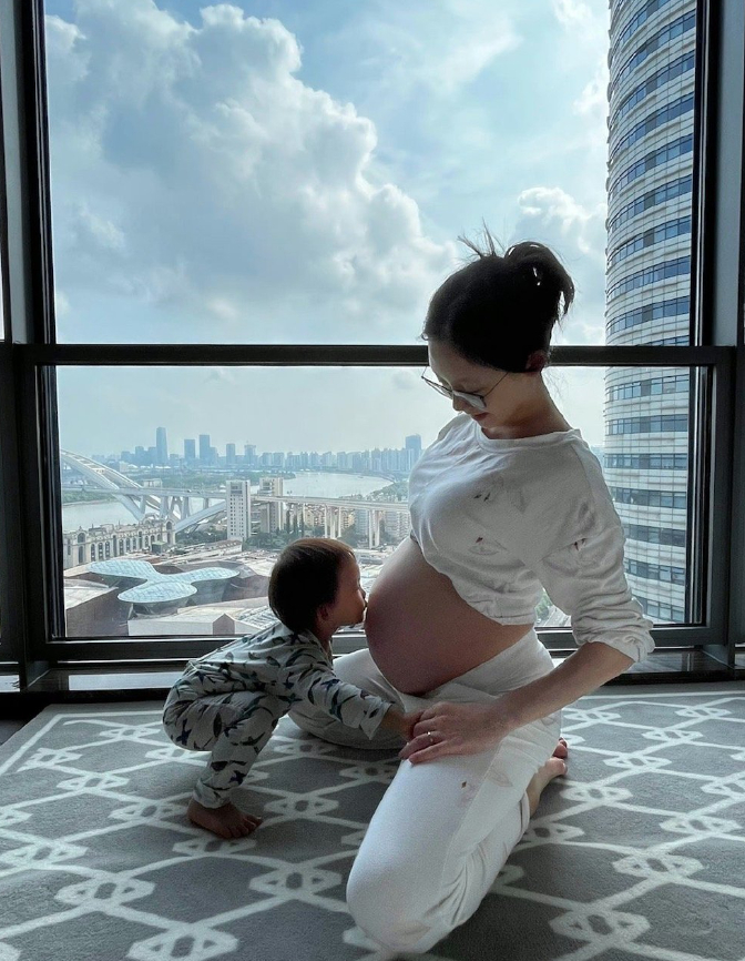 前脚被传离婚,后脚就曝早产剖腹产三胎,郑恺苗苗这对夫妻真难啊