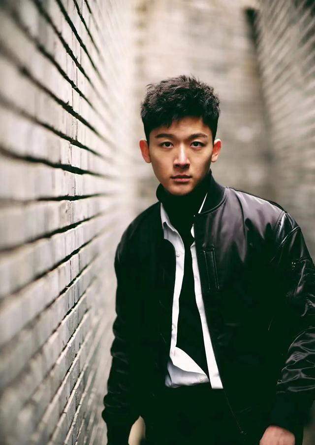 张晚意是禁欲系吗?帅气写真照让人想扑倒
