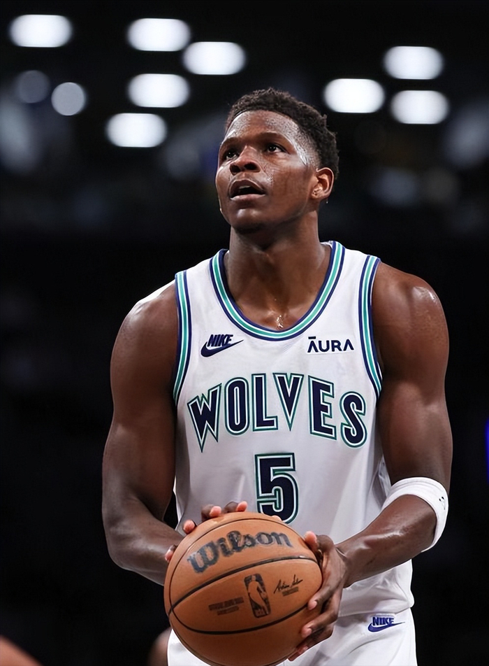 爱德华兹暗讽浓眉哥:当一个人的罚球数比整支队还多时,这很难!