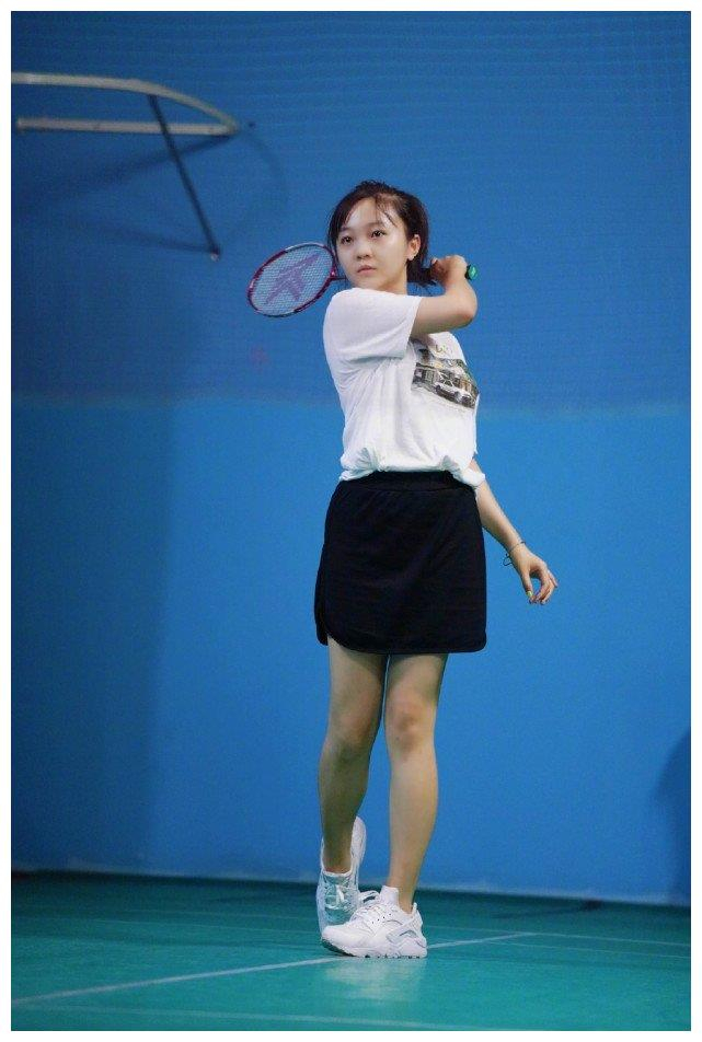 21岁林妙可婴儿肥依旧,与人合影腰间"游泳圈"全程抢镜