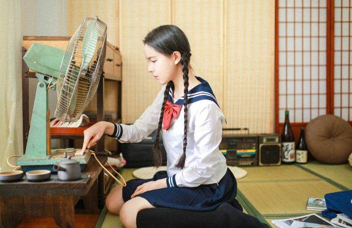 麻花辫清纯女学生娇巧甜美优雅写真