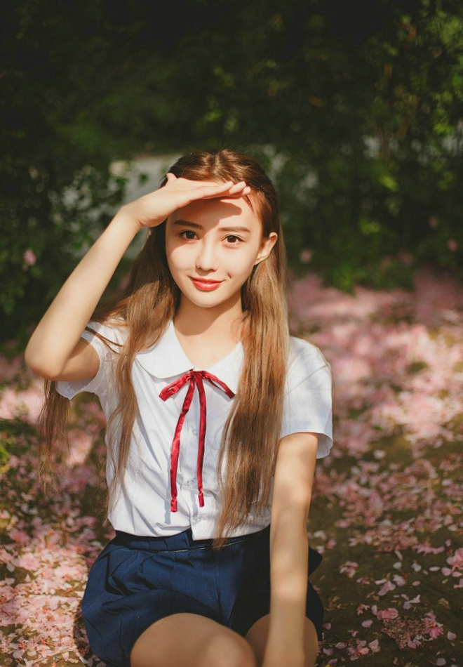 美丽校服迷人90后校花清纯甜美秀雅写真