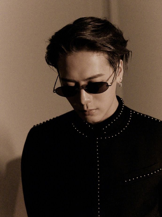 王嘉尔启程巴黎男装周,机场穿搭吸睛无数