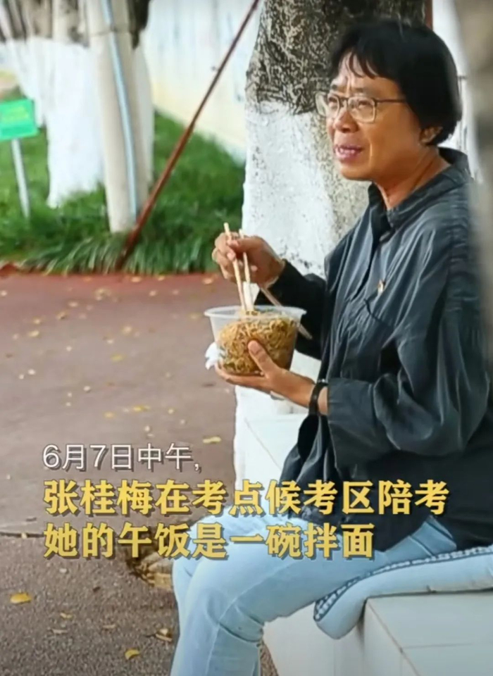 比心比耶都配合!新年合影,张桂梅和孩子们笑得一样甜