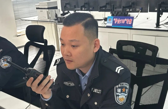 与此同时,接警员许晓强一直耐心地对报警人进行劝导,通过与报警人建立