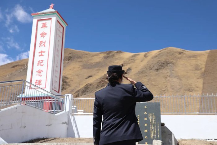 2022年,大学毕业的马怡琳回到父亲工作的地方,通过人民警察社会公开