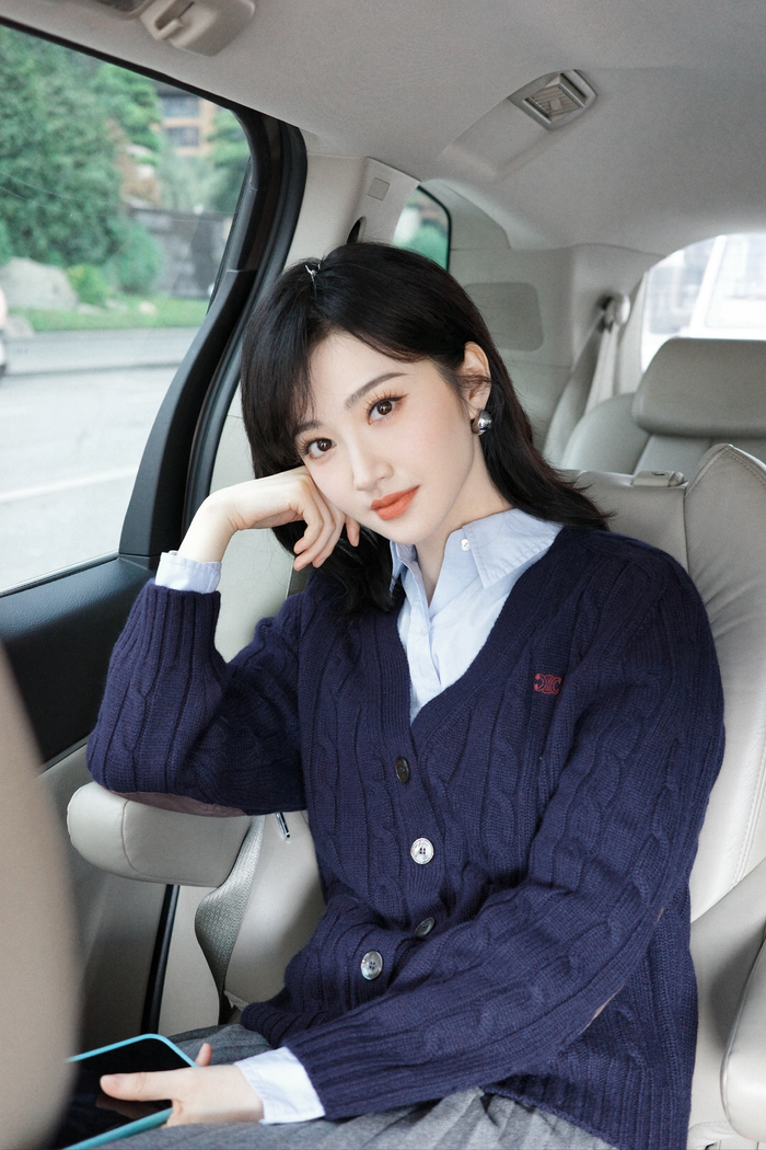 景甜车内美照大放送