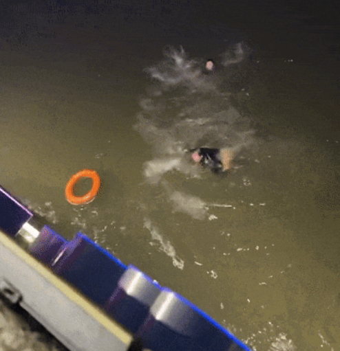 浙江3人跳6米高桥救落水母女,网友:满满都是感动|浙江|落水|母女_新浪