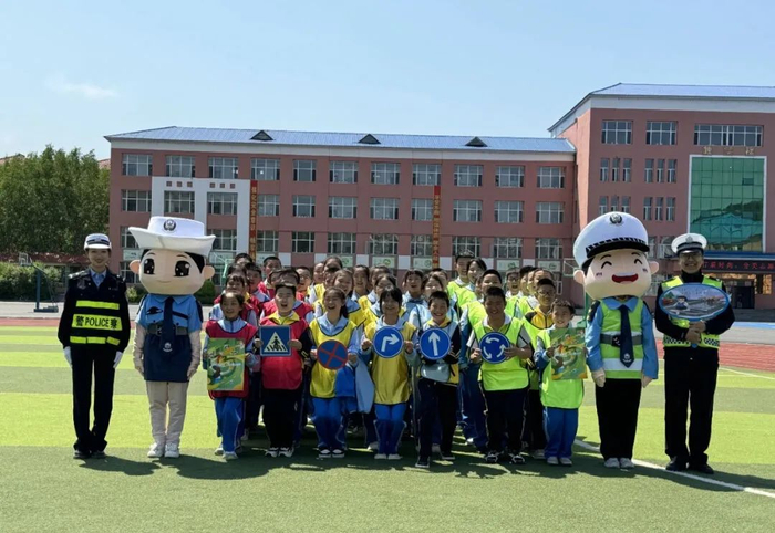 携手迎"六一"!吉林省交警部门走进校园送出"交通安全大礼包"