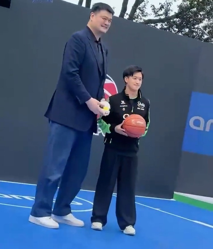 谷爱凌妈妈帮女儿追星姚明,快去合影!1米75大长腿秒变袖珍少女